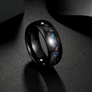 Anello da uomo 8mm in acciaio nero con intarsio in opale galassia e finitura lucida