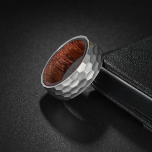 Bague en acier titane martelé de 8mm pour homme avec incrustation en bois de poirier