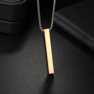 Dettaglio del ciondolo rettangolare in oro rosa spazzolato con catena a scatola