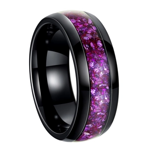 Polierter schwarzer Edelstahlring mit lila Amethyst-Inlay für Herren und Damen im Fokus