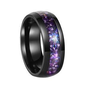 Macro d'une bague en acier inoxydable avec incrustation de pierres concassées violettes