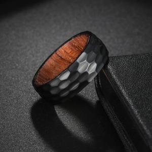 Bague pour homme en titane noir martelé avec incrustation en bois de poirier, largeur 8mm
