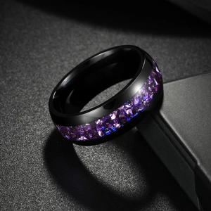 Détail macro de la bague en acier noir avec incrustation de pierres d'améthyste violettes