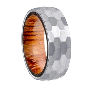 Détail d'une bague de 8mm en acier martelé avec incrustation en bois naturel
