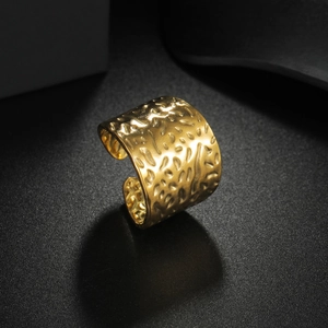 Anello largo dorato in acciaio inossidabile con texture martellata e superficie irregolare