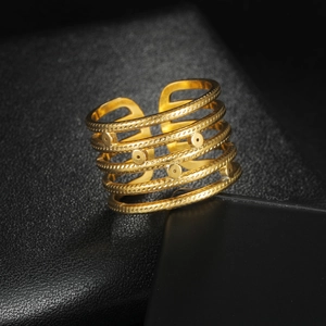 Minimalistischer fünfschichtiger Edelstahlring in Gold mit strukturierter Oberfläche