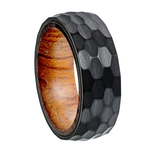 Bague homme 8mm en titane noir avec texture martelée et incrustation en bois de poirier