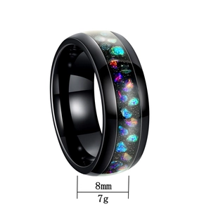 Anello uomo 8mm in acciaio al titanio nero con intarsio cielo stellato e opale