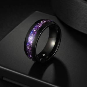 Détail macro d'une bague noire avec incrustation de cristaux violets et bleus