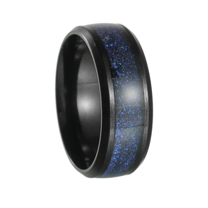 Détail de la bague 8mm en acier noir avec incrustation motif galaxie étoilée bleue