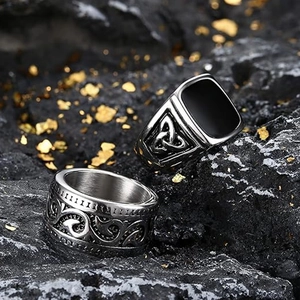 Detail von Vintage-Titanstahlringen mit schwarzem Onyx-Inlay und keltischen Mustern