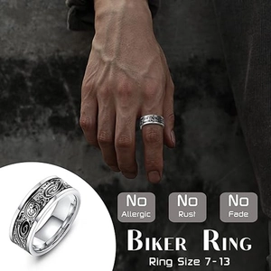 Detailansicht eines Herren-Bikerrings mit Rankengravur und rostfreiem Finish