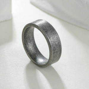 Bague vintage 7mm en acier inoxydable avec texture brossée industrielle sur fond gris