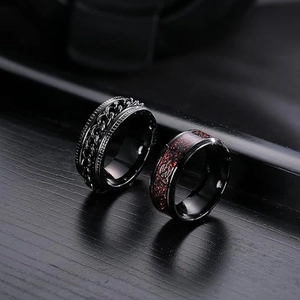 Détail de bagues rotatives en acier titane noir avec chaîne et motifs écailles de dragon