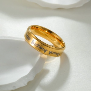 Bague inspirante en acier inoxydable doré avec gravure keep fucking going gravée