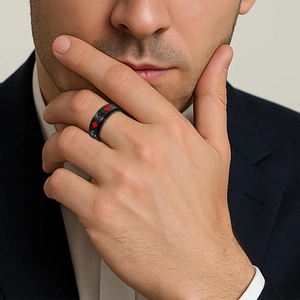 Bague rotative en acier inoxydable avec motifs de poker pour hommes sur modèle