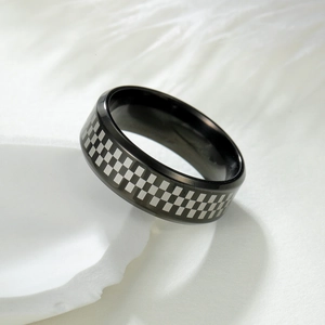 Bague homme 8mm en acier inoxydable noir avec motif damier gravé au laser style course