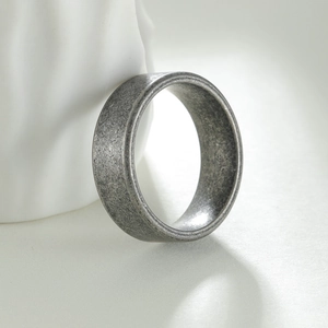 Bague vintage 7mm en acier inoxydable avec texture pierre rustique et fini argent antique