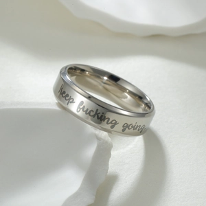 Bague en acier inoxydable poli argenté avec gravure motivante keep fucking going