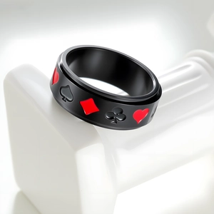 Bague rotative en acier titane noir avec motifs de cartes de poker et finition émaillée