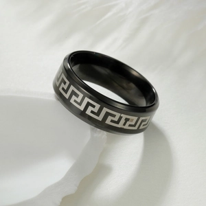 Gros plan d'une bague noire en acier inoxydable de 8 mm avec motif clé grecque argenté