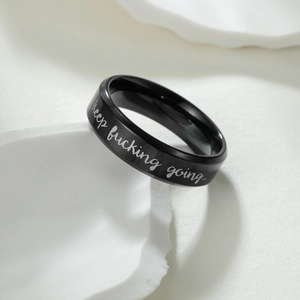 Bague en acier titane noir poli avec texte gravé Keep fucking going