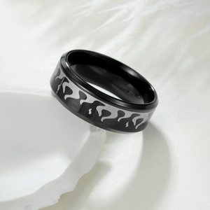 Bague pour homme de 8mm en acier inoxydable noir avec motifs de flammes argentées