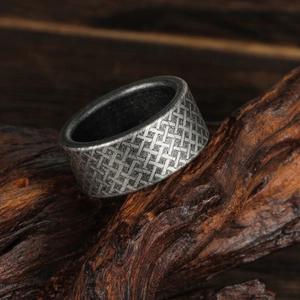 Anello largo industriale da uomo in acciaio al titanio con trama a griglia 3D