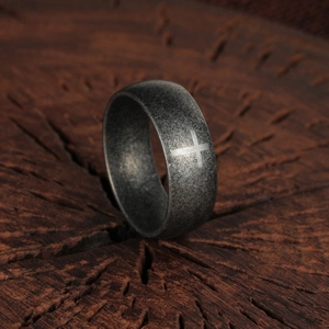 Anello vintage in acciaio inossidabile con motivo a croce e finitura effetto pietra