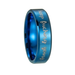 Détail d'une bague en acier titane bleu avec gravure laser keep fucking going sur l'anneau