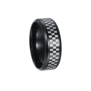 Détail macro d'une bague en acier noir de 8mm avec motif à carreaux gris gravé au laser