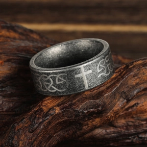 Bague vintage en acier inoxydable avec croix et nœuds celtiques sur fond bois
