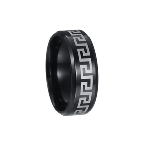 Détail de la bague noire de 8mm en acier inoxydable avec motif grec meander en argent