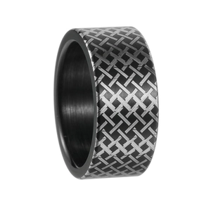 Dettaglio dell'anello in acciaio inossidabile nero da 10mm con motivo a trama incrociata