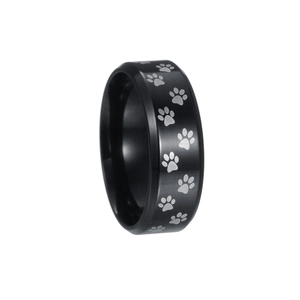 Bague homme 8mm en acier inoxydable noir avec empreintes laser et bords biseautés polis
