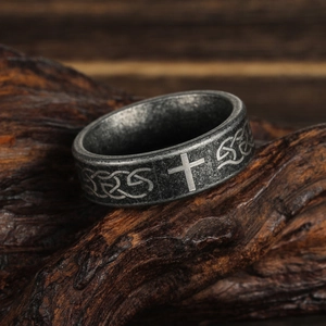 Bague vintage en acier oxydé avec nœuds celtiques et croix gravées pour hommes