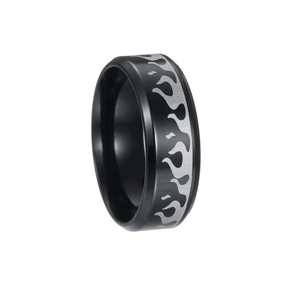 Gros plan sur la bague de 8mm en acier noir avec motifs de flammes argentées gravés au laser