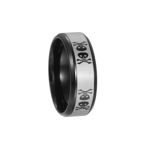 Détail d'une bague homme 8mm en acier inoxydable avec finition brossée et motif crâne
