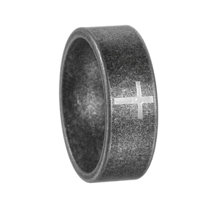 Dettaglio dell'anello in acciaio stile vintage con motivo a croce inciso e anticato