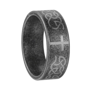 Vue détaillée d'une bague vintage en acier 304 avec nœud celtique et croix gravée