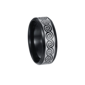 Détail macro d'une bague en acier noir de 8mm avec motif de vagues gravé au laser