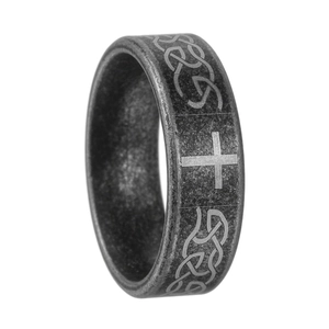 Détail de la bague vintage en acier inoxydable 304 avec croix et motifs celtiques