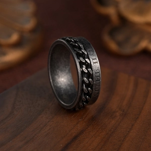 Vintage-Stahlring mit drehbarer Kette und römischen Ziffern auf Holzständer