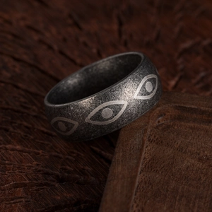 Bague vintage mauvais œil en acier avec finition argent antique et style gothique