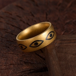 Bague œil protecteur en or vieilli avec finition mate et gravure style ethnique