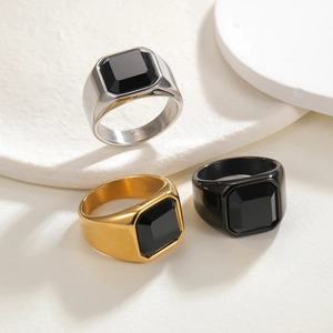 Herrenringe aus Titanstahl mit schwarzen Steinen in Silber, Gold und Schwarz