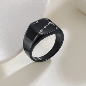 Bague chevalière carrée pour homme en acier noir mat avec une incrustation d'effet marbre