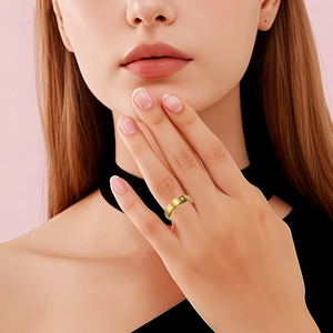 Vue détaillée d'une bague tournante dorée de luxe avec diamants portés au doigt