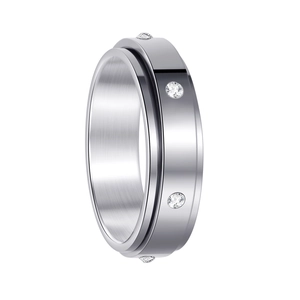 Détail d'une bague rotative argentée avec quatre zircons et anneau en acier brossé