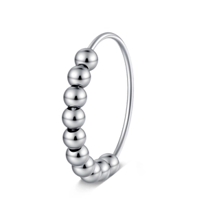 Makroaufnahme des silbernen Anti-Angst-Rings mit zehn polierten, gleitenden Perlen